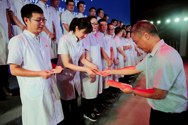 1597891656385435.png 綿陽機場為援鄂醫(yī)護人員捐贈戰(zhàn)疫英雄卡 踐行國企擔(dān)當(dāng)2.png