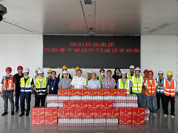 1658389922379712.jpg 炎炎夏日送清涼 絲絲關愛入心田.jpg