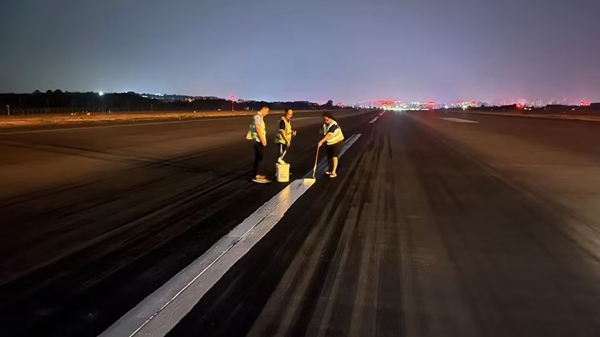 深夜，航班結(jié)束后，工作人員對跑道中心線進(jìn)行復(fù)新_副本.jpg